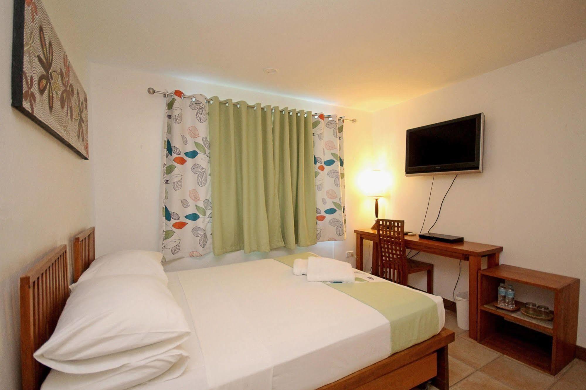 Bluewaves Beach House Balabag  Bagian luar foto